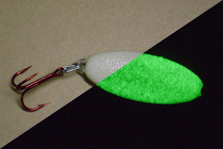 split photo showing the green Trout-N-Pout spoon in daylight and in dark